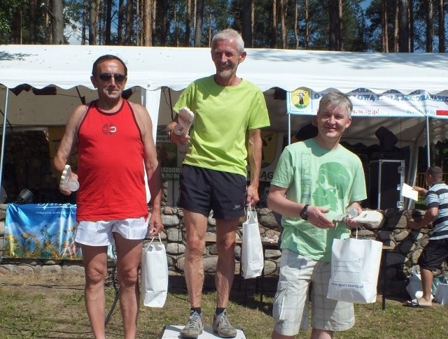 Ryszard Mazerski (z lewej) na drugim stopniu podium