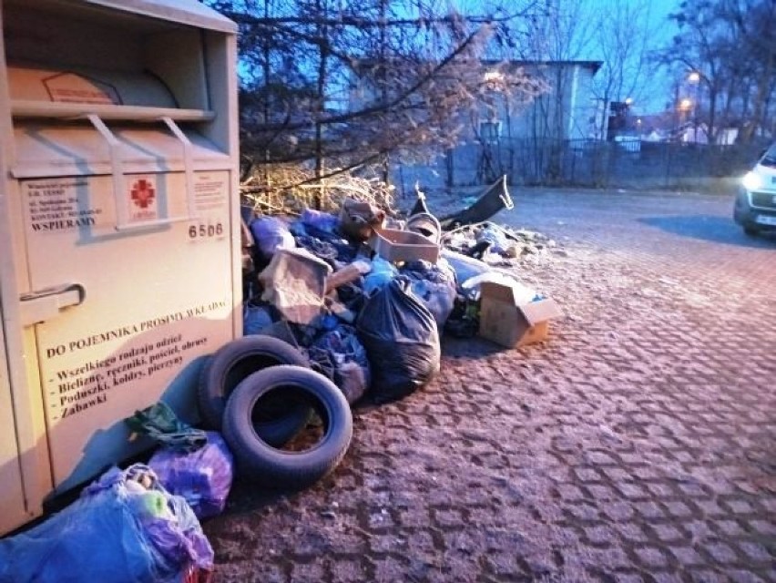 Opony i odpady budowlane zamiast ubrań. Zaśmiecanie parkingu w Bolszewie| ZDJĘCIA