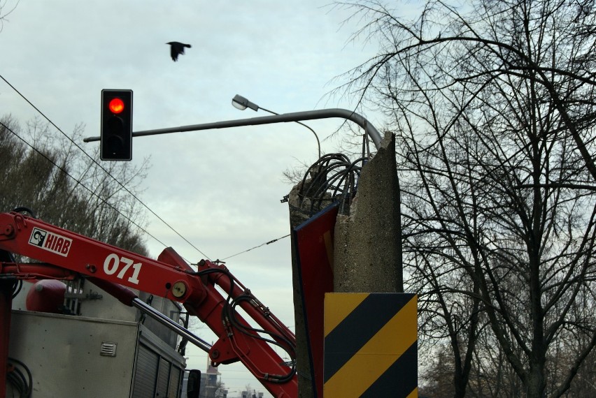 przewrócony słup na Majdanku