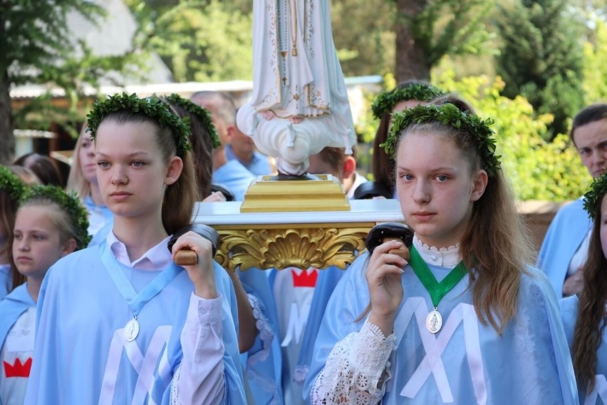 Setki parafian wzięły udział w procesji Bożego Ciała w...