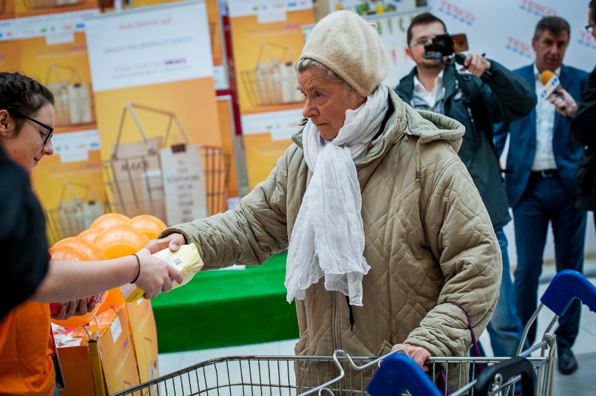 Świąteczna Zbiórka Żywności rozpoczęta. Znani pomagają...