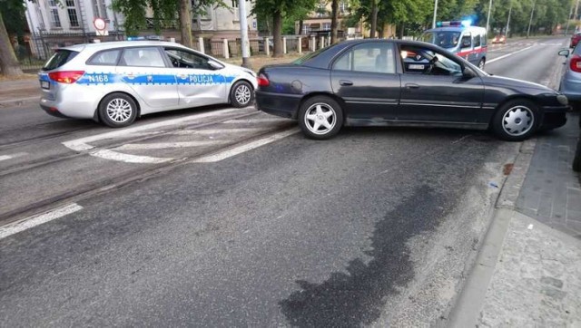 Pościg ulicami Gdańska zakończył się na al. Hallera
Mężczyzna jeszcze dzisiaj najprawdopodobniej usłyszy zarzuty niezatrzymania się do kontroli i kierowania samochodem pod wpływem alkoholu. Za te przestępstwa grozi do 5 lat pozbawienia wolności.