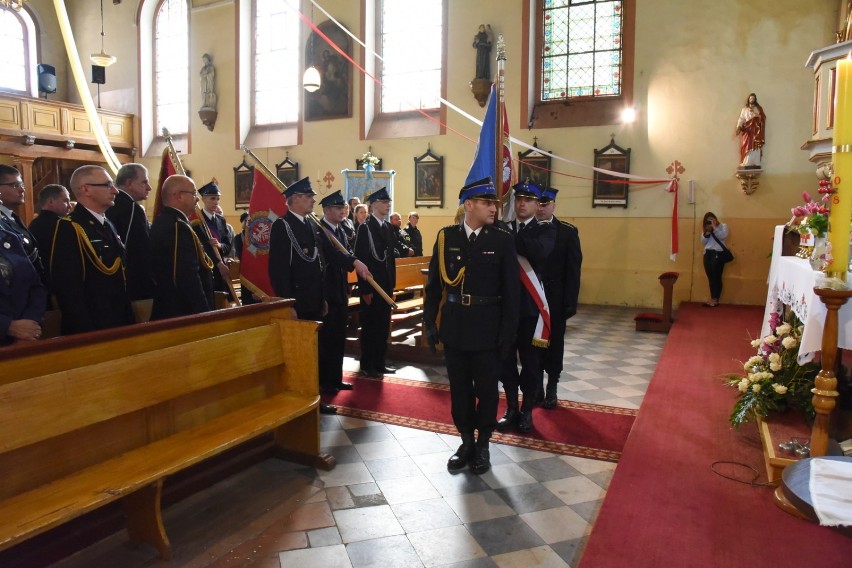 Po części oficjalnej rozpoczął się festyn, odbył się pokaz...