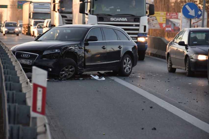 Wypadek audi i mercedesa na starej "4" pod Tarnowem