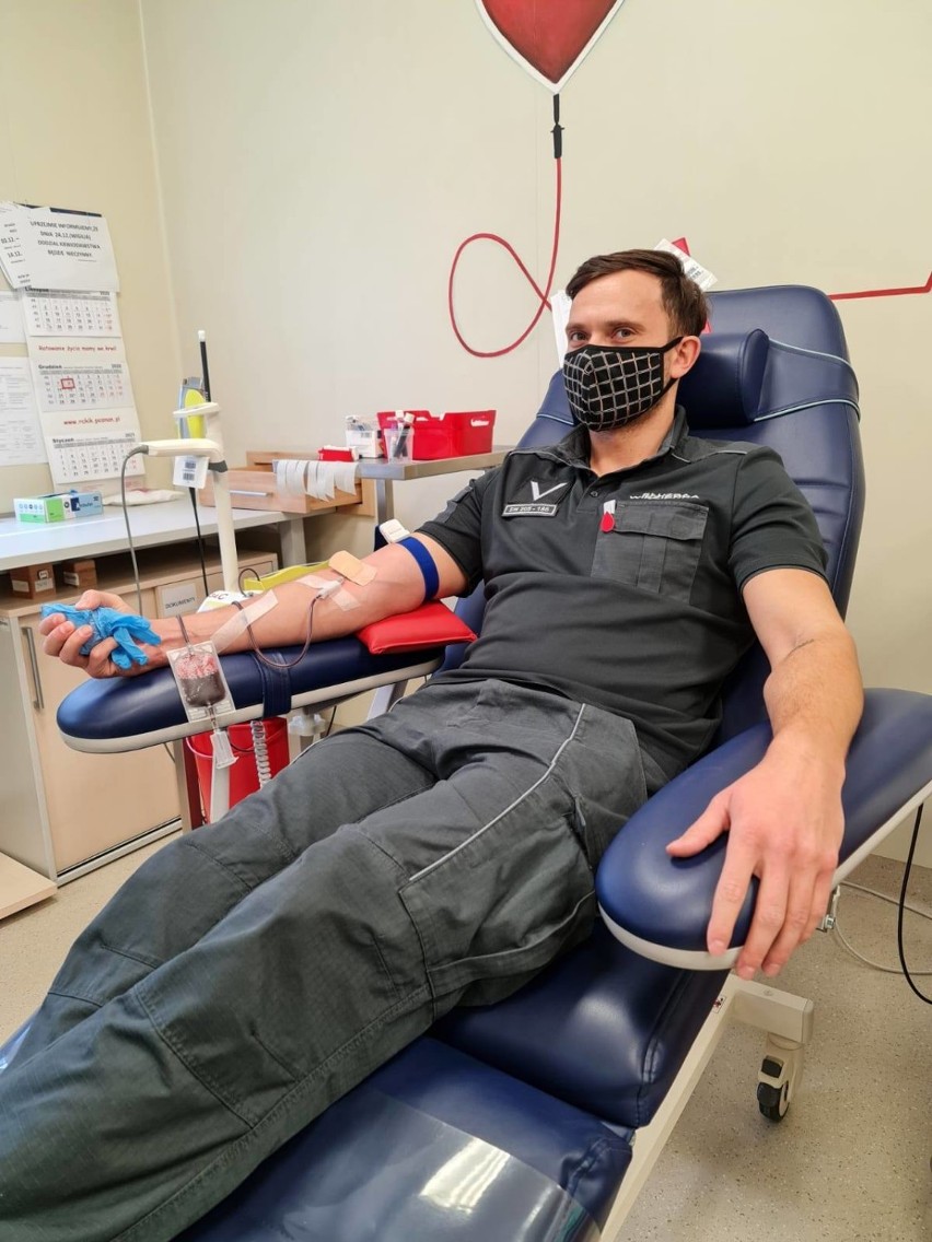 Funkcjonariusze Zakładu Karnego w Rawiczu włączyli się do akcji oddawania krwi i osocza "ozdrowieńców"