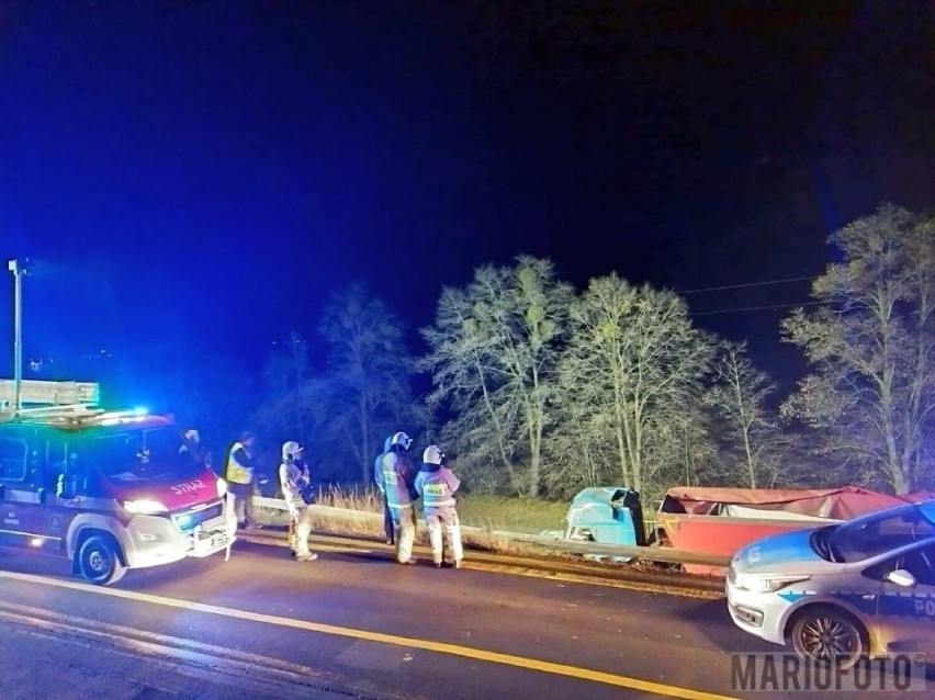 Ciężarówka spadła z wiaduktu na DK 46 w Dąbrowie pod Opolem.