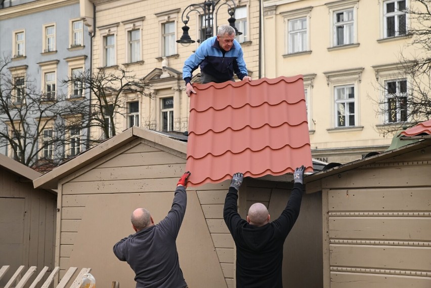 Na Rynku Głównym w Krakowie trwają przygotowania do jarmarku...