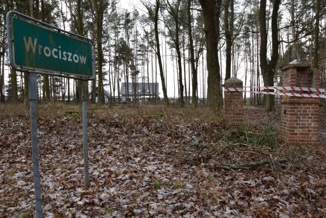 Dawny cmentarz we Wrociszowie, w gminie Nowa Sól. Tutaj chowani byli mieszkańcy przedwojennej wsi. W środę na miejsce wjechała koparka...