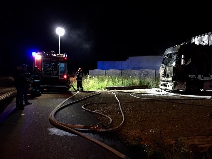 Myszków: Pożar ciężarówki na ulicy Bory. W akcji brała udział jednostka OSP Myszków Nowa Wieś [ZDJĘCIA]