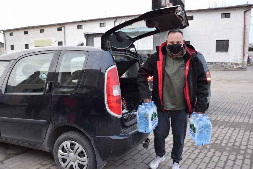 Pruszcz Gdański. 1500 litrów wody zebrali dla pacjentów z COVID-19 harcerze na apel chorego druha |ZDJĘCIA