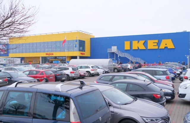 Stało się to, czego nikt się nie spodziewał. Szwedzki gigant, IKEA, podnosi ceny produktów. Powód? Inflacja, wysokie ceny transportu czy ograniczenia w dostępie do surowców. Specjalnie dla Was sprawdziliśmy, co jeszcze można kupić w dobrych cenach. Promocje i rabaty czekają na Was nie tylko w sklepach IKEA, lecz także w Black Red White czy Agata Meble. >>>>>