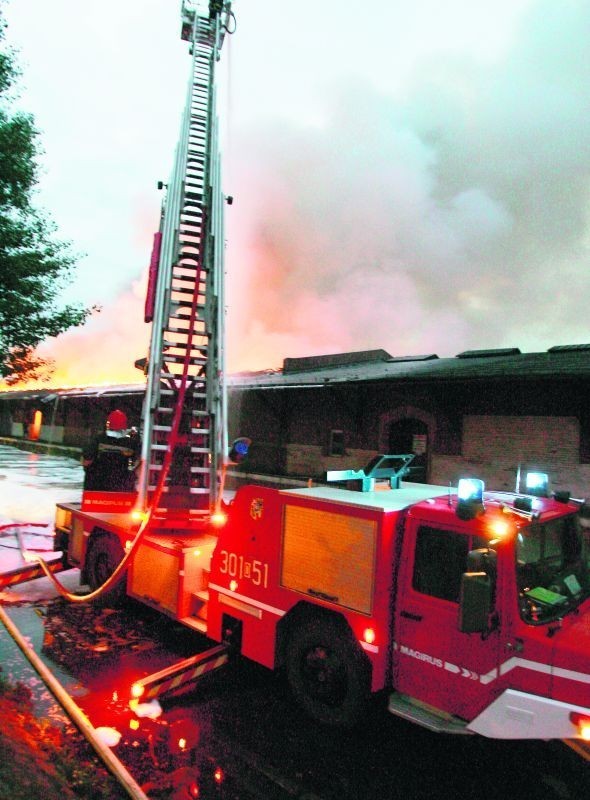 Strażacy-ochotnicy chcieli zostać bohaterami. Wzniecali więc pożary, a potem z dużym poświęceniem pożar gasili...
