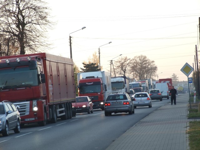 Przez brak obwodnicy kierowcy często stoją w korkach