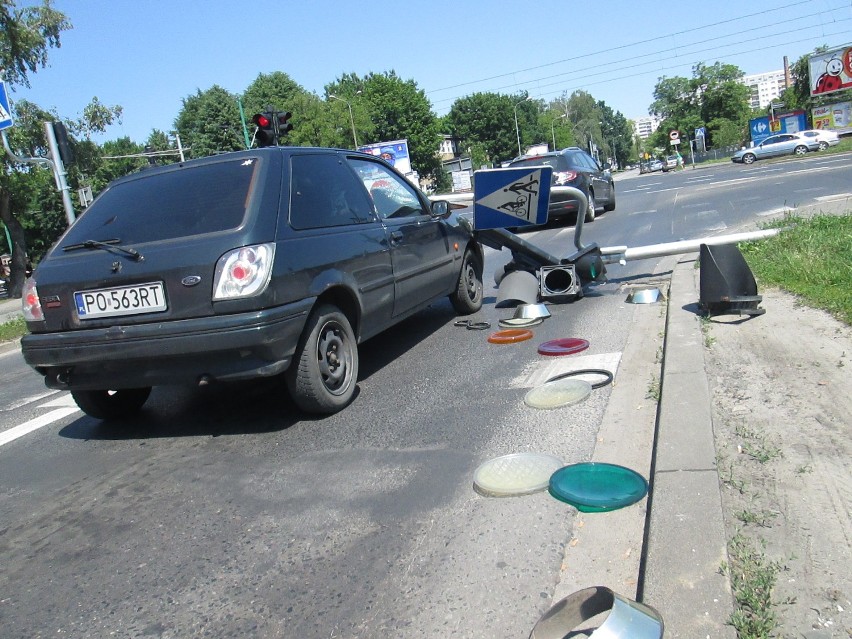 Wypadek w Poznaniu: Sygnalizacja przewróciła się na auto [ZDJĘCIA]