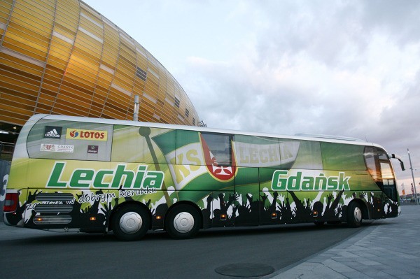 Piłkarze Lechii Gdańsk mają do dyspozycji trzyosiowy autokar...