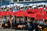 Bełchatów. Uczniowie I LO ułożyli "żywą flagę" (ZDJĘCIA, FILM]