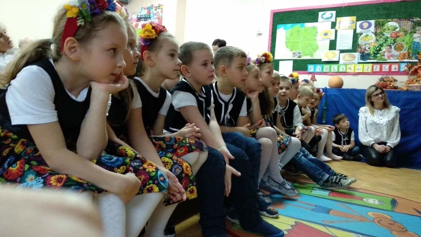 Tańce, śpiewy, recytacje. Tak przedszkolaki z "Plastusiowa" uczciły Święto Niepodległości [ZDJĘCIA]