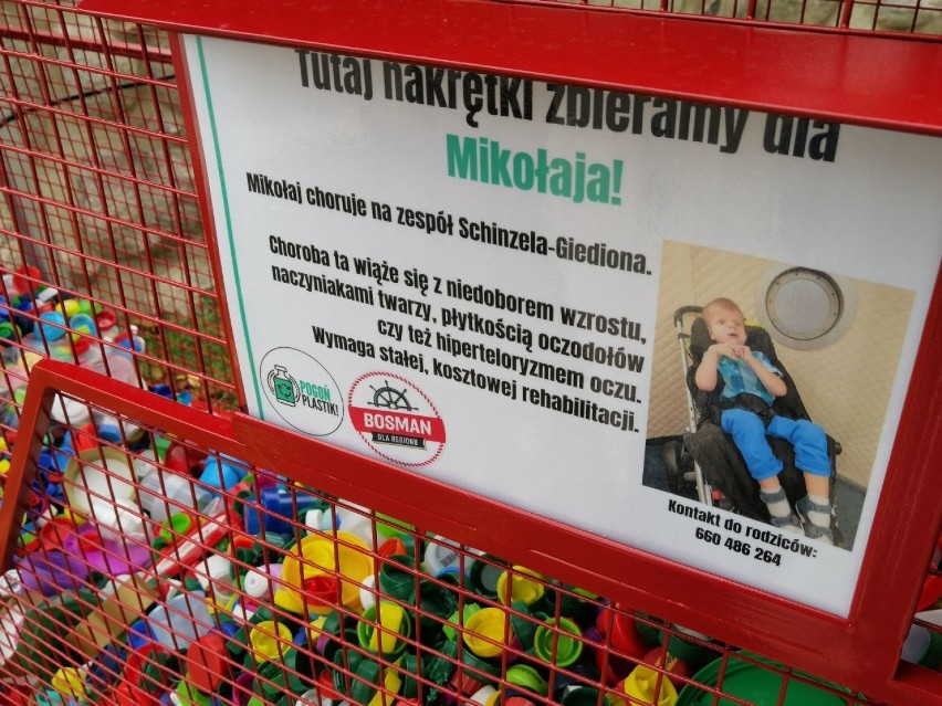 Serce na Plantach w Goleniowie pełne nakrętek. Zbierają je dla Mikołaja