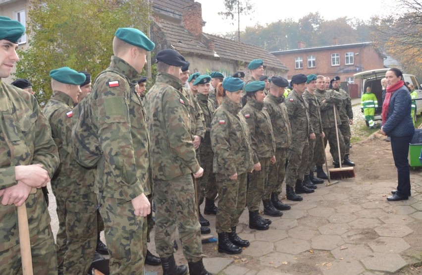 Sprzątali groby na cmentarzu przy ul. 3 Maja w Wejherowie