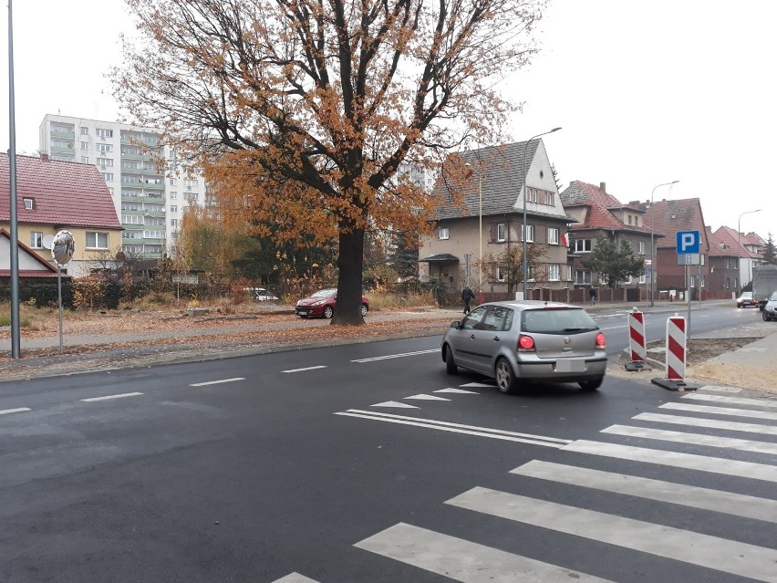 Lustro drogowe na skrzyżowaniu alei Żołnierza i alei...