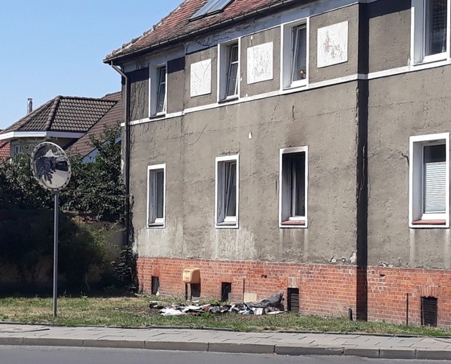 Służby interweniowały w budynku wielorodzinnym u zbiegu ulic Wileńskiej i Bułgarskiej w Stargardzie