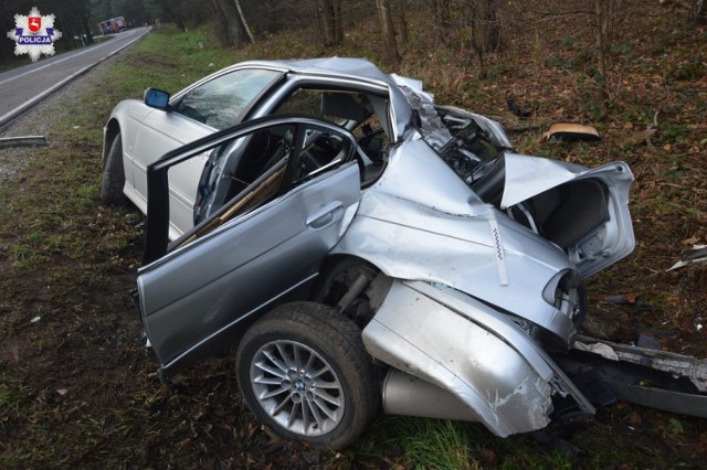 Groźny wypadek w Jelnicy

W miniony piątek w miejscowości Jelnica doszło do groźnie wyglądającego wypadku. BMW, którym podróżowały trzy osoby, na łuku drogi zjechało do przydrożnego rowu, gdzie samochód dachował. Później auto uderzyło jeszcze w drzewo. - Kierowca samochodu oraz jego pasażerowie z licznymi obrażeniami zostali przetransportowani do pobliskich szpitali - informowała policja.