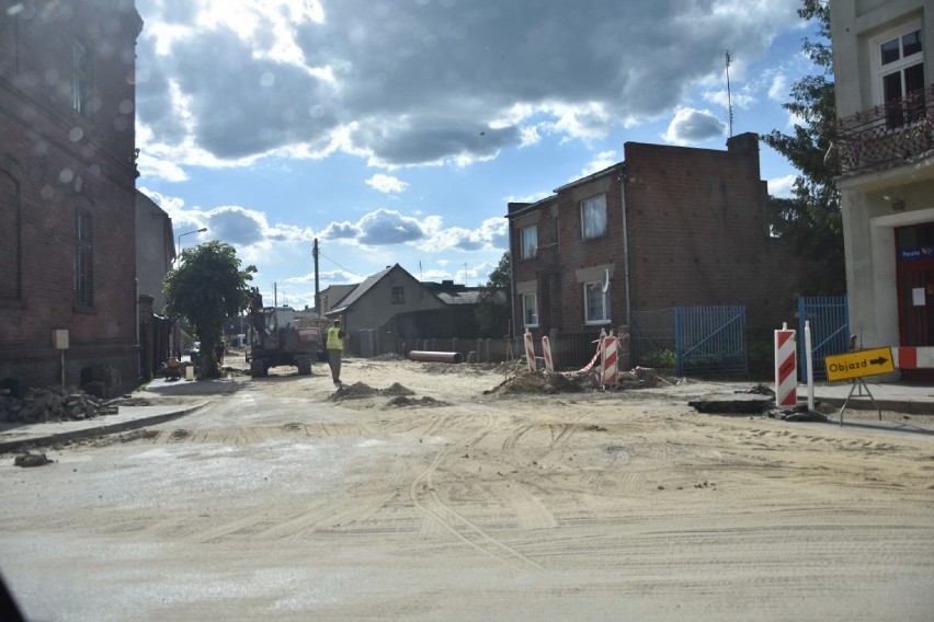 Lwówek. Tak obecnie wygląda miejski Rynek. Prace budowlane idą pełną parą [GALERIA]