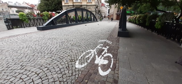 Rowerowe piktogramy zostały namalowane na nawierzchni ul. 11 Listopada w rejonie mostu nad rzeką Białą. Znaki wyznaczą ruch rowerzystów popularnym deptakiem