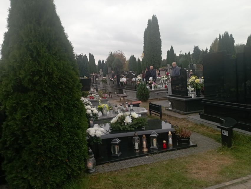 Tłumy na cmentarzu komunalnym przy Strobowskiej w Skierniewicach