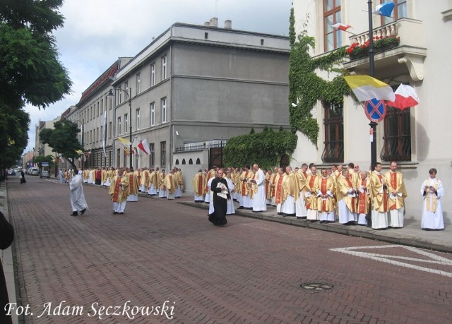 Przed budynkiem Kurii Biskupiej już na godzinę przed uroczystością zaczęli gromadzić się duchowni. Fot. Adam Sęczkowski
