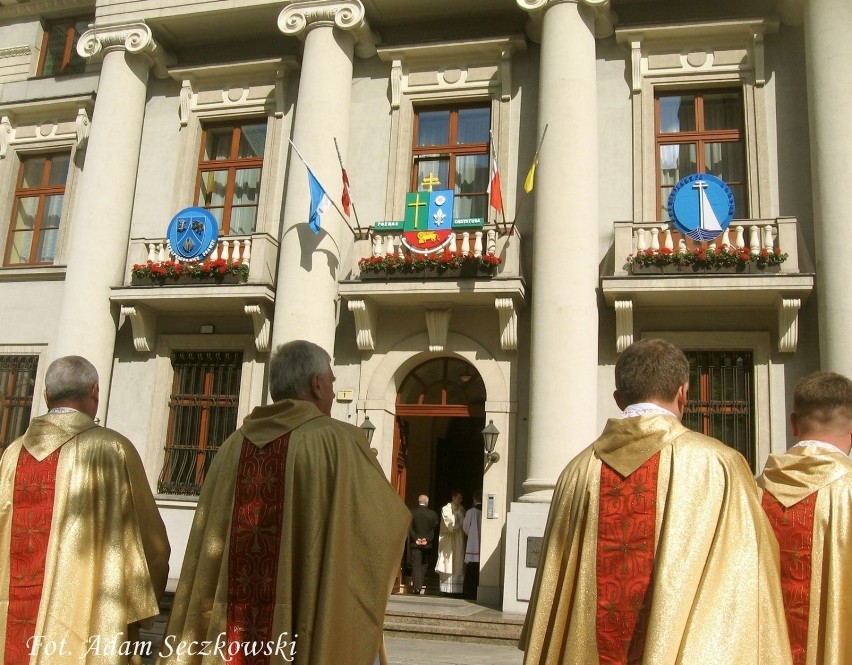 Biskupi przygotowywali się do liturgii w Domu Arcybiskupim....