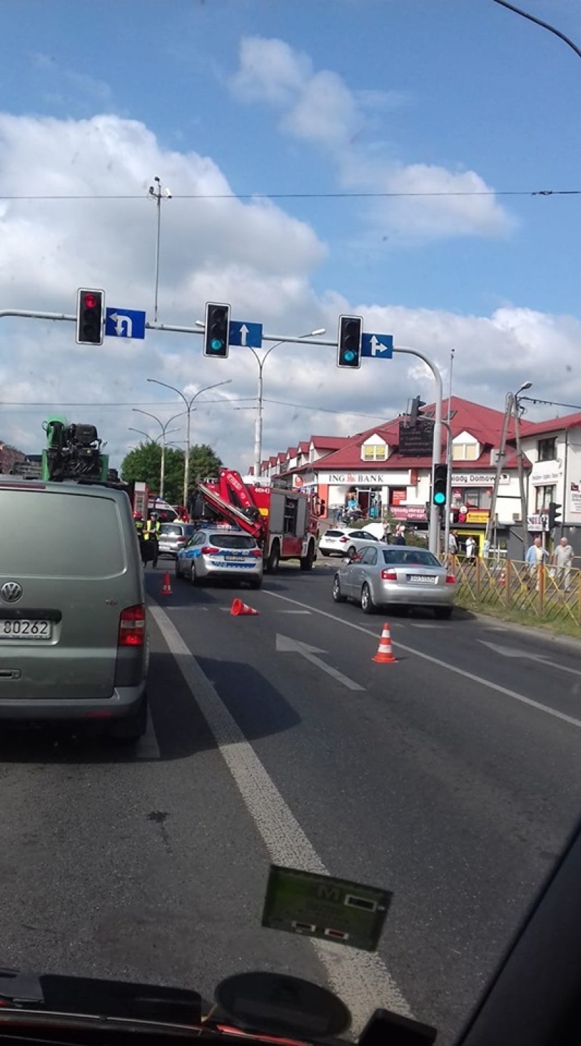 Wypadek w centrum Dąbrowy Górniczej. Zderzenie samochodów na światłach, ranna kobieta trafia do szpitala