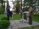 Stalowa Wola. Modlitwa, kwiaty, znicze pamięci i apele pod pomnikami ofiar sowieckiego terroru 