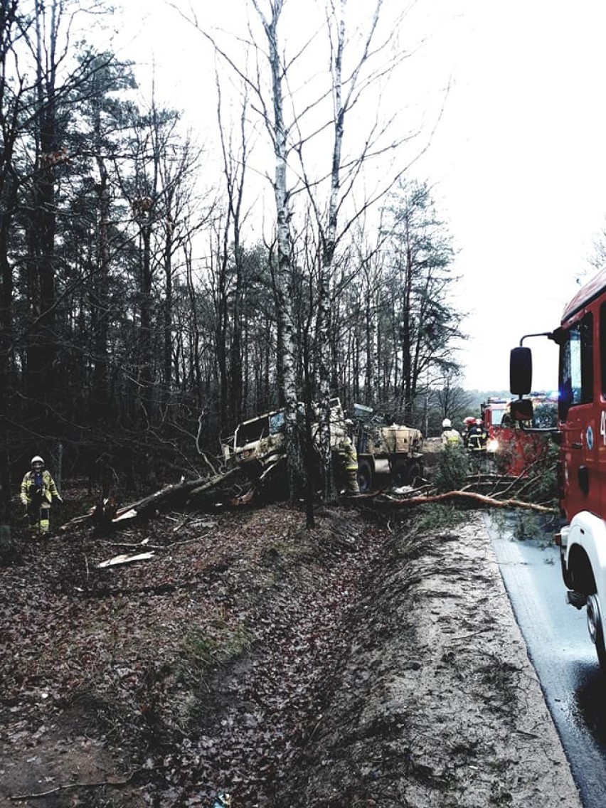Wypadek z udziałem ciężarówki armii amerykańskiej na drodze Czerniejewo-Wierzyce