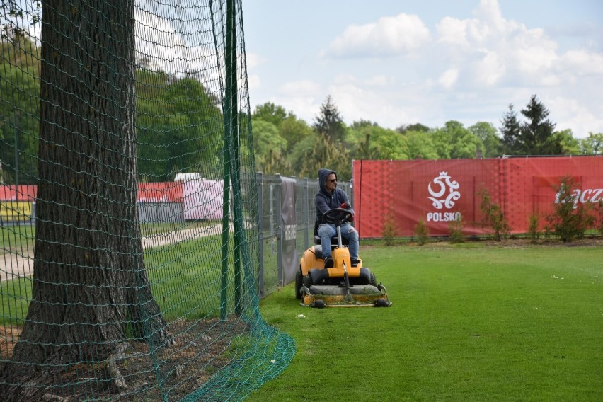 EURO 2021. Reprezentacja Polski w Opalenicy. Hotel Remes sadzi palmy i montuje basen. Przygotowania na przyjazd piłkarzy idą pełną parą! 