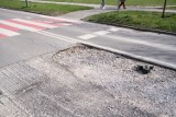 Skrzyżowanie na Bródnie z zerwanym asfaltem. Mieszkańcy interweniują. "To przez brak materiałów budowlanych"