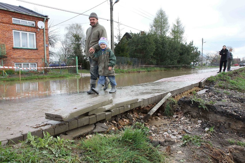 Powiat: Wystarczyło pół godziny deszczu i droga w Kłudzicach zalana. Woda weszła na  posesje