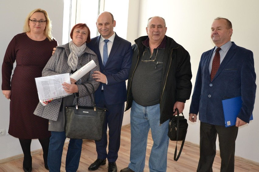 Nowe mieszkania w Tomaszowie: Mieszkańcy dostali klucze do wyremontowanych lokali