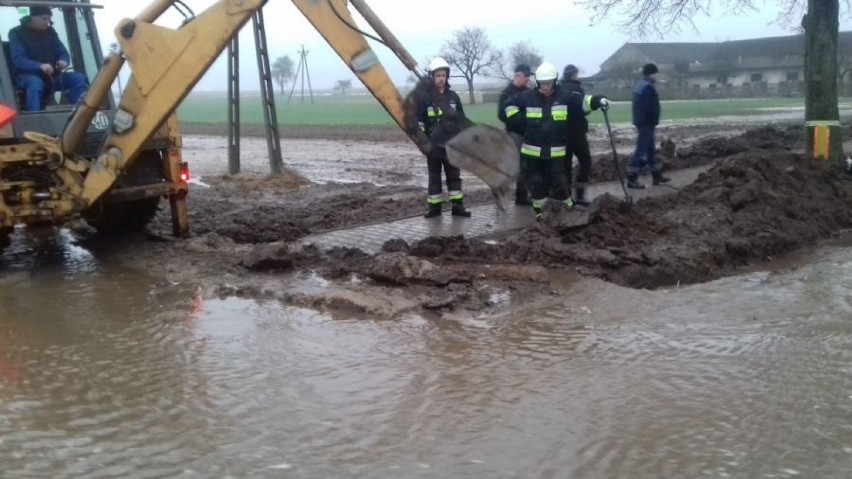 Powiat nowotomyski: woda zalewa posesje i drogi