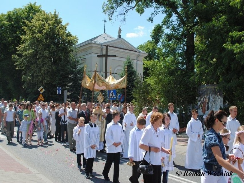 Procesja wychodzi z kościoła w Pęcicach. fot. Roman Woźniak