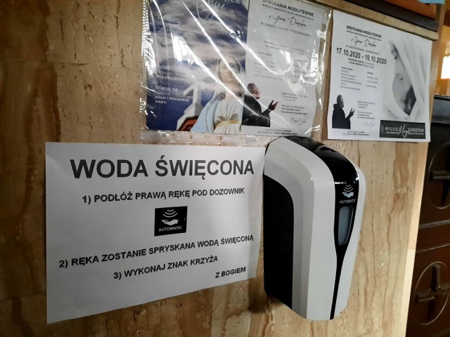 Dozowniki na wodę święconą zostały zamontowane przy wejściu do głównej części kościoła.