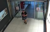 Policja poszukuje złodziei, którzy kradli w galeria Olimpia w Bełchatowie. Oto zdjęcia z monitoringu