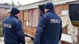 Policjanci i strażacy z Radomska pomagają bezdomnym w okresie zimowym. FILM