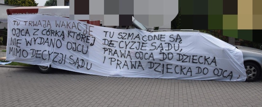 Kokoszkowy. Zdesperowany ojciec walczy o dziecko. Protestuje przed domem, w którym jest jego była partnerka z córką 