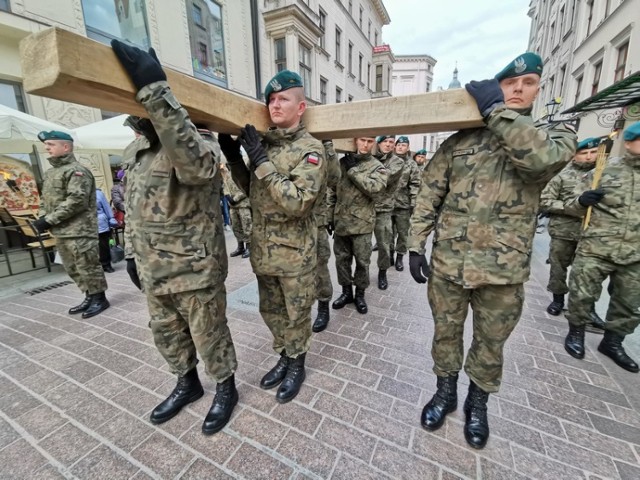 Ulicami miasta przeszła dziś procesja Drogi Krzyżowej. Trasa wiodła od kościoła garnizonowego do katedry Świętych Janów. Oto fotorelacja z tego wydarzenia.

Zobacz także: Wielka ewakuacja mieszkańców przy Legionów! Znaleziono granat! [ZDJĘCIA]