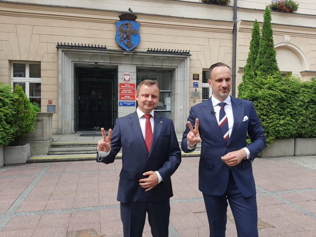 - Dlaczego dziś (10 lipca) przed ratuszem w Opolu nie ma biało-czerwonej flagi? - pytali Janusz Kowalski i Paweł de Dydyński (Suwerenna Polska).