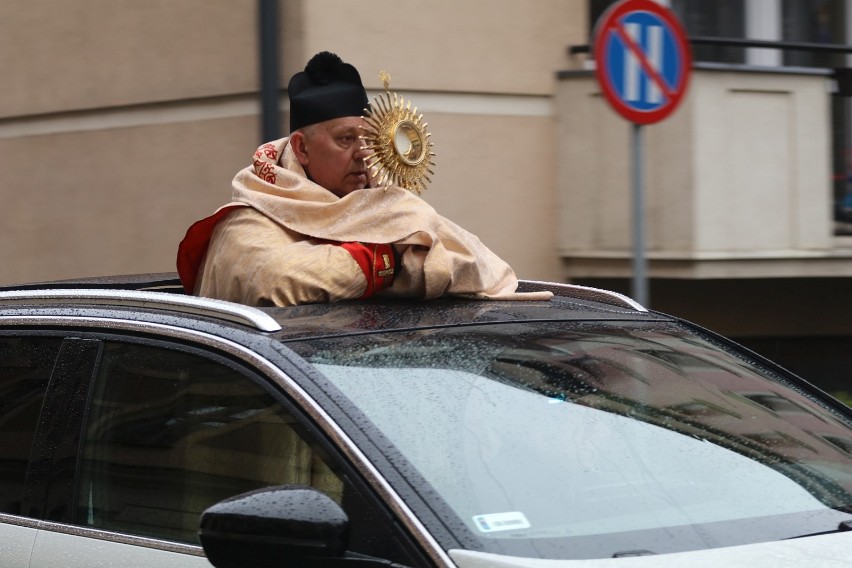 Legnica. Z Najświętszym Sakramentem autem do wiernych [ZDJĘCIA]