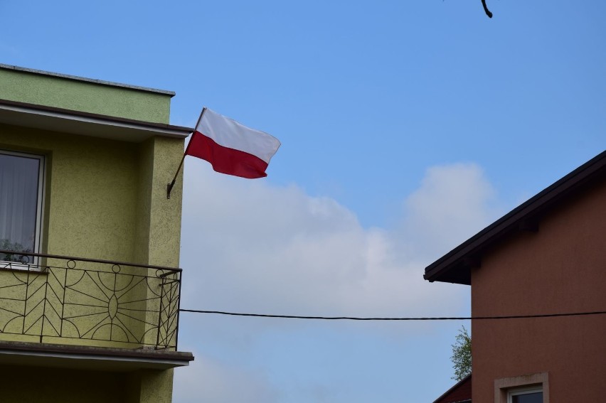 Biało-czerwony Nowy Dwór Gdański. Flagi zawisły w całym mieście