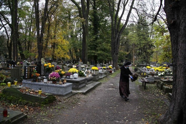 Jak informują urzędnicy miejscy, o ile w okresie od marca do maja, w trakcie lockdownu, liczba pochowań w por&oacute;wnaniu z analogicznym okresem ubiegłego roku spadła o 6,15 proc., to w drugiej połowie roku, od czerwca do października, ujawniła się tendencja przeciwna. 

Statystyki z tego okresu pokazują znaczny, ponad 11-proc. przyrost pochowań. Na progu zimy widać to jeszcze wyraźniej. Od 2 do 8 listopada zaplanowanych zostało blisko 180 poch&oacute;wk&oacute;w &ndash; o 35 proc. więcej niż w tym samym tygodniu zeszłego roku (125 pogrzeb&oacute;w).