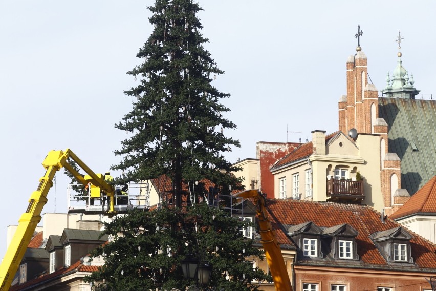 Tak wygląda choinka na Placu Zamkowym. Podglądaliśmy montaż...